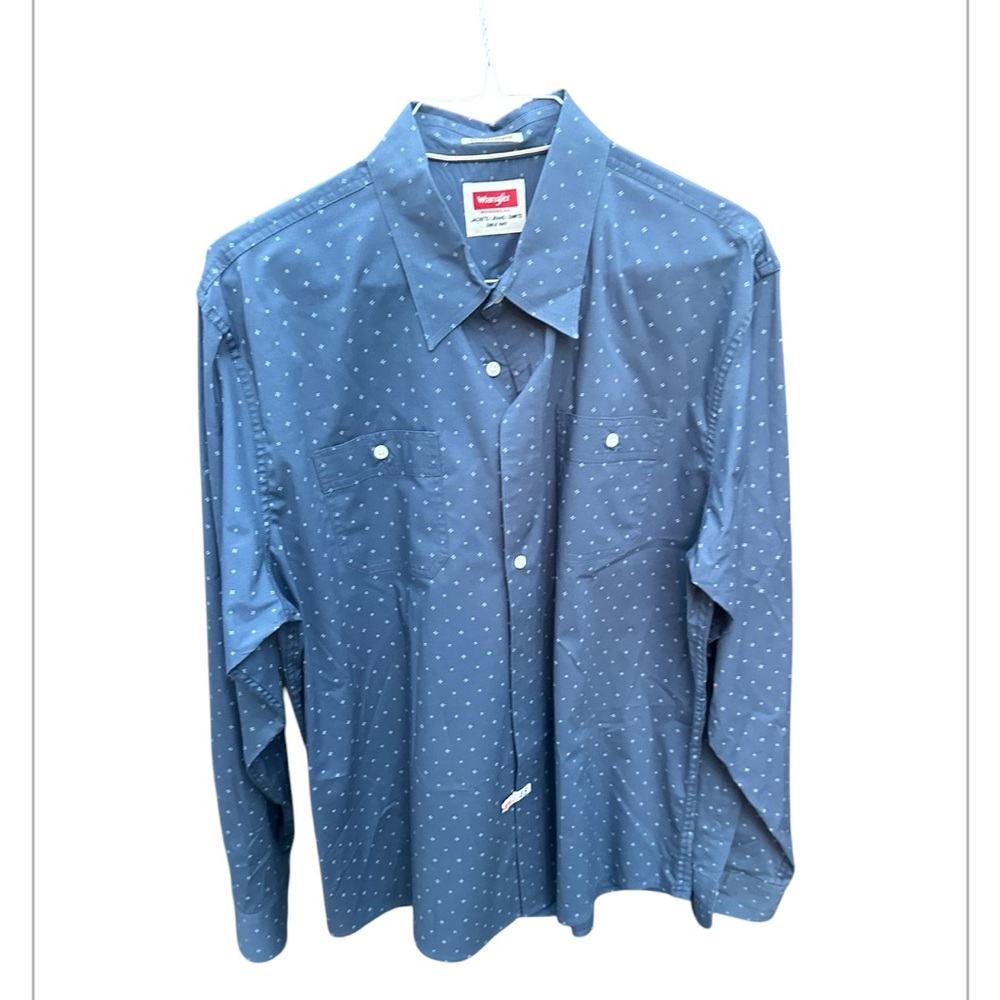 Wrangler long sleeve button down with two pockets very comfortable